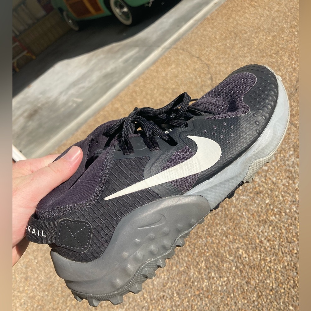 Nike wildhorse trail running shoes size 9, black and grey. Never worn.